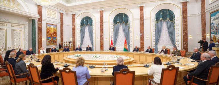 ПРЕЗИДЕНТ БЕЛАРУСИ АЛЕКСАНДР ЛУКАШЕНКО 22 ЯНВАРЯ ВРУЧИЛ ДИПЛОМЫ ДОКТОРА НАУК И АТТЕСТАТЫ ПРОФЕССОРА НАУЧНЫМ И НАУЧНО-ПЕДАГОГИЧЕСКИМ РАБОТНИКАМ